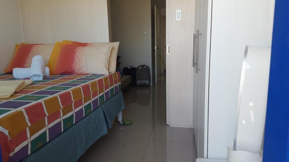 Cnholy Condo At Sea Residences Manila Exteriör bild
